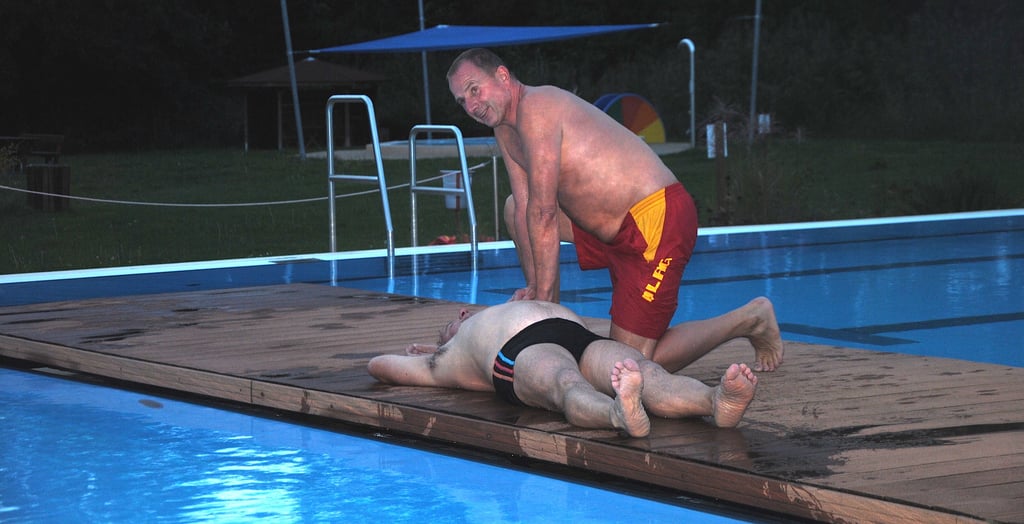 Zum Glück nur eine Übung: Rettungsschwimmer Holger Schmiedecke holte Uwe Sczyslewski aus dem Wasser des Beetzendorfer Stölpenbades und begann sofort mit Wiederbelebungsmaßnahmen.