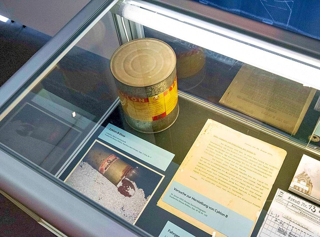 „Zyklon B“ wurde in Dosen (links) abgefüllt und für die Bekämpfung von Mäusen genutzt. Die Nazis missbrauchten es für ihre Verbrechen.