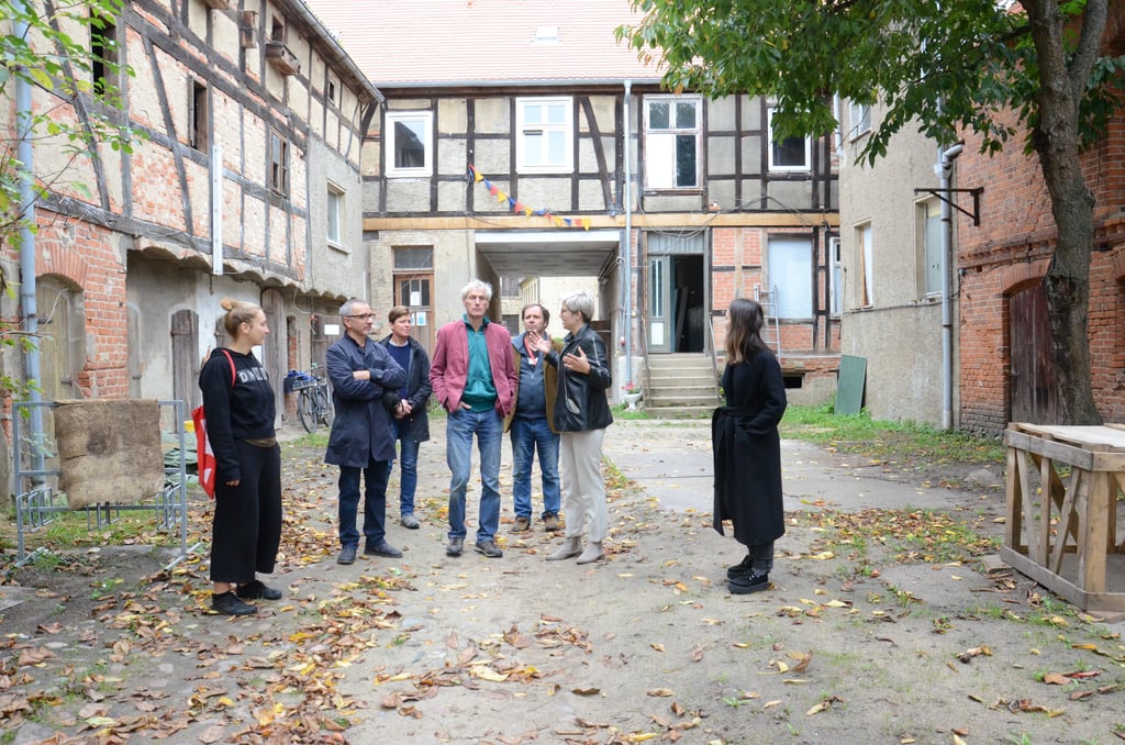 Brit Cordes (2. von rechts) zeigte den Künstlern die Möglichkeiten des Kulturhofs als Wirkungsstätte. Dabei waren gestern die Bildhauer Esther Riegler (von links). Aleksander Zysko, Hella Meyer-Alber, Georg Janthur, Silvio Ukat und Ürün Ünal (rechts) anwesend.