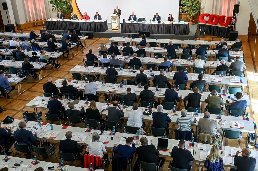 Delegierte verfolgen den Landesparteitag der CDU Sachsen-Anhalt in Leuna.