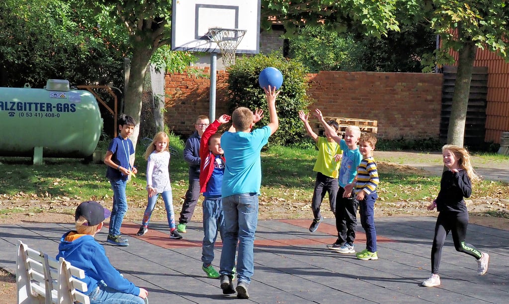In den Unterrichtspausen ist die neu geschaffene Sport- und Spielfläche stets belagert. Die Mädchen und Jungen toben sich zum Beispiel beim Basketball aus. Fortan ohne Staub, Matsch und Schrammen.