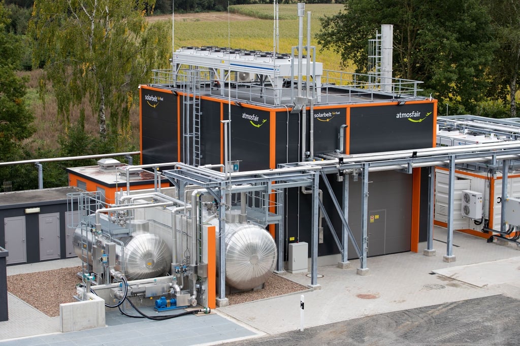 Blick auf eine Anlage zur Produktion von CO2-neutralem Kerosin in Werlte.
