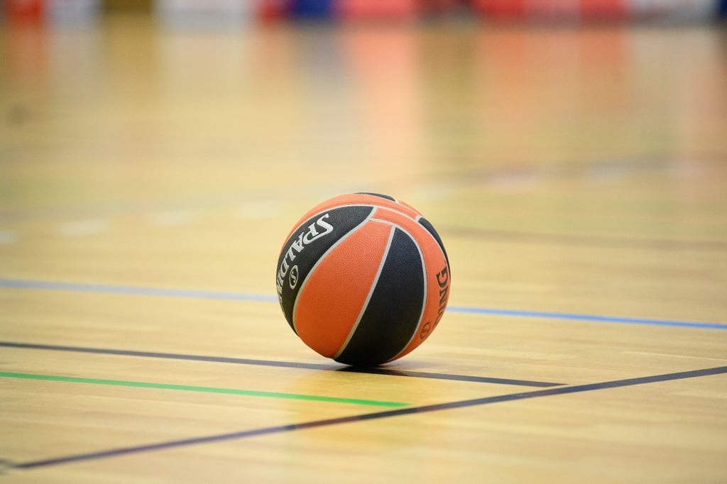 Ein Ball liegt auf einem Basketball-Spielfeld.