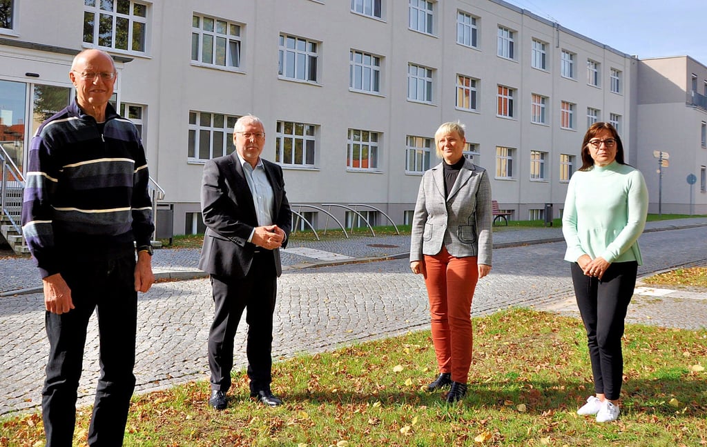 Zunächst sind es 200 Quadratmeter, die Salus von der KMG im ehemaligen Krankenhaus für das MVZ anmieten möchte. Hans-Joachim Fietz-Mahlow und Heidi Köhler (Mitte), hier mit Anke Görtz und Holger Schulz von „Pro Krankenhaus“, freuen sich, dass ein Anfang gemacht werden kann.