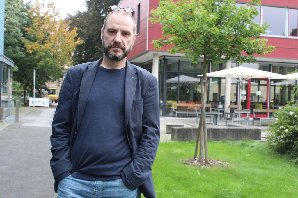 Der Soziologe Raj Kollmorgen steht vor der Hochschule.