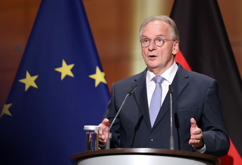 Reiner Haseloff (CDU) spricht beim Festakt zum Tag der Deutschen Einheit in der Händel-Halle.