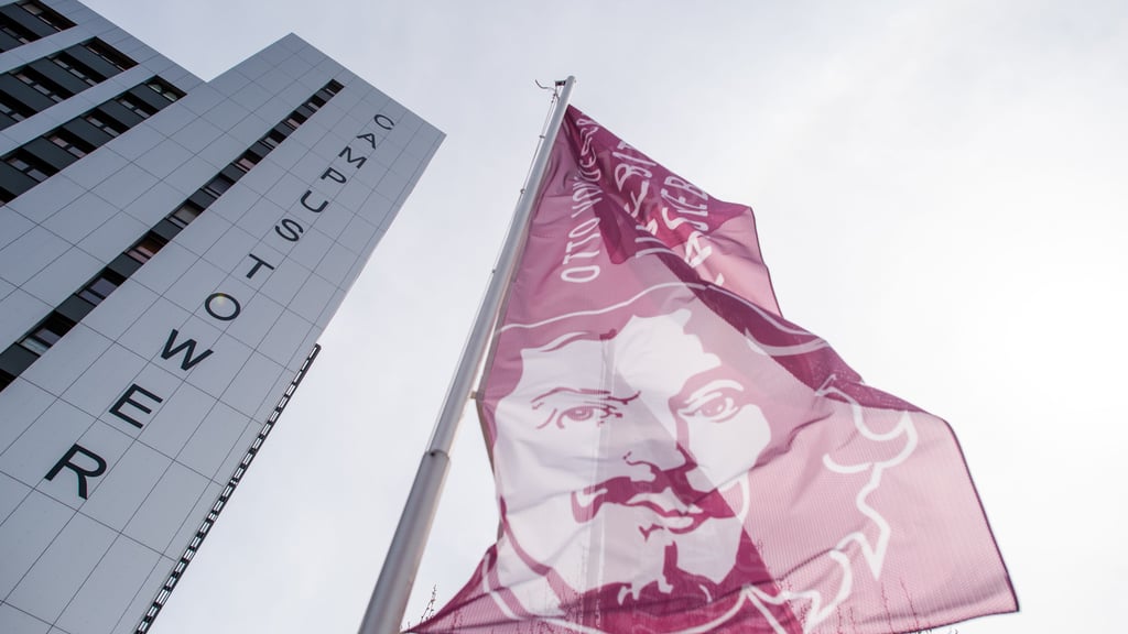 Fahne mit dem Konterfei des Namensgebers der Otto-von-Guericke-Universität vor dem Campus-Tower am Magdeburger Universitätsplatz. In  Sachsen-Anhalt beginnt das Wintersemester. Die Uni Mageburg rechnet erneut mit weniger Studienanfängern als erhofft.