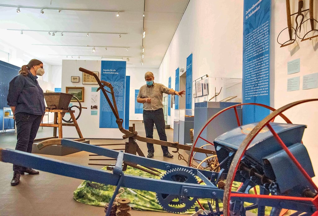 Die Ausstellung konzipiert haben Stadtarchivleiter Frank Kreißler und Karin Weigt vom Museum für Stadtgeschichte. Gezeigt werden auch Werkzeuge für die Rübensaat und -ernte aber auch Produkte aus Zucker und Melasse sowie Baupläne von Fabrik- und Wohngebäuden.