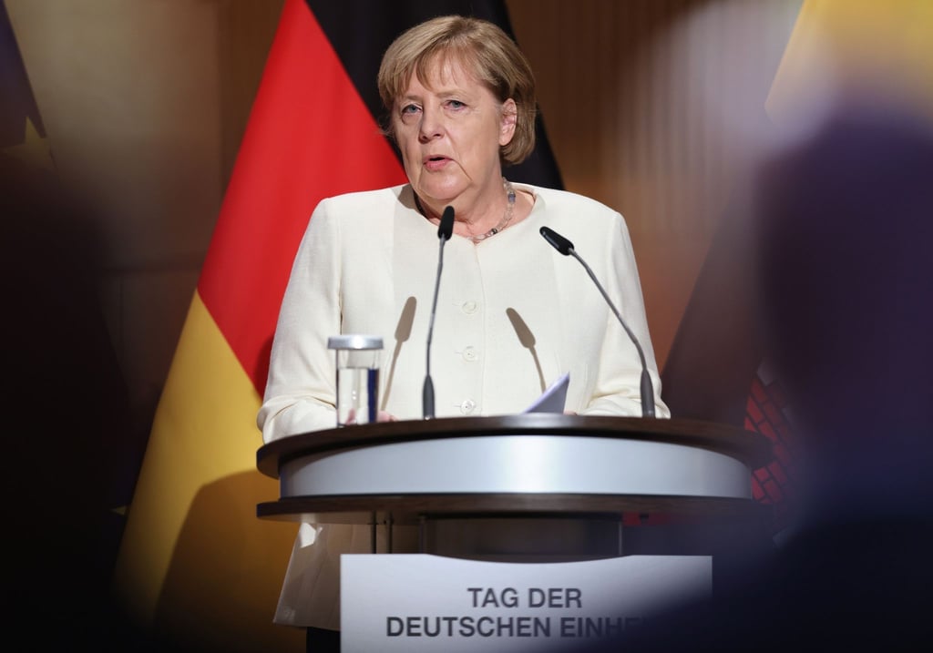 Bundeskanzlerin Angela Merkel (CDU) spricht beim Festakt zum Tag der Deutschen Einheit in der Händel-Halle.