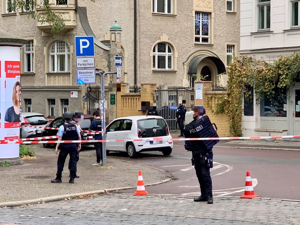 Großeinsatz der Polizei nachdem die Berufsschule in Halle Drohungen erhalten haben.