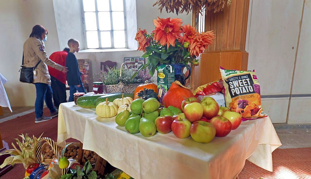 Gedeckter Tisch zum Erntedank.
