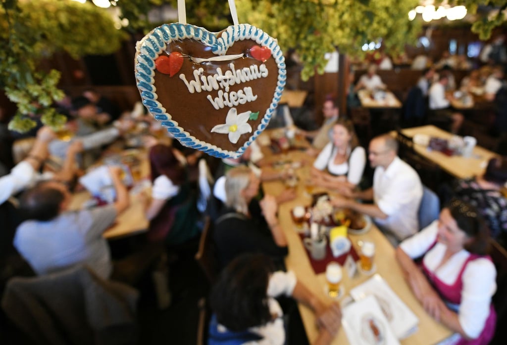 Die Münchner Innenstadtwirte und die Wiesnwirte haben mit Musik, Wiesn-Schmankerl und Wiesn-Bier in ihren Gaststätten trotz des erneut abgesagten Oktoberfests etwas Volksfeststimmung in die Stadt geholt.