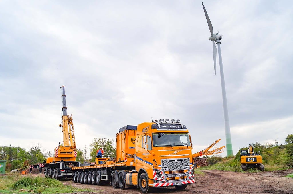 Auf dem Gelände der ehemaligen Radarstation bei Ditfurt werden die beiden Windräder demontiert und abtransportiert. Das Grundstück wird noch als Holzlagerplatz vom Landesforstbetrieb genutzt.
