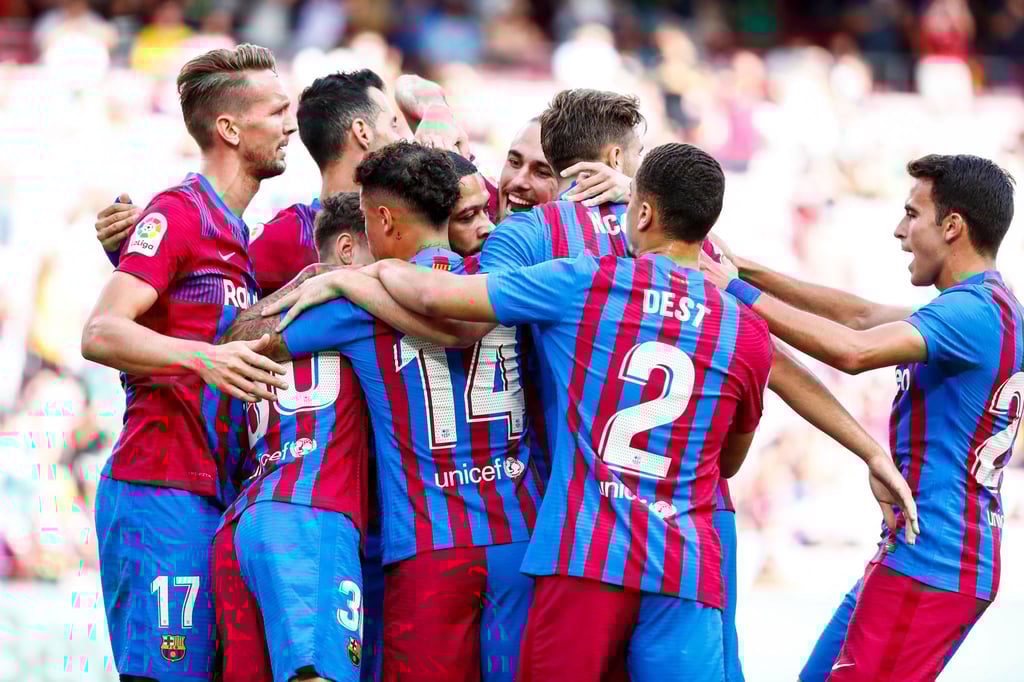 Barcelonas Memphis Depay (M) jubelt mit seinen Teamkollegen nach seinem Elfmetertreffer zur 1:0-Führung.
