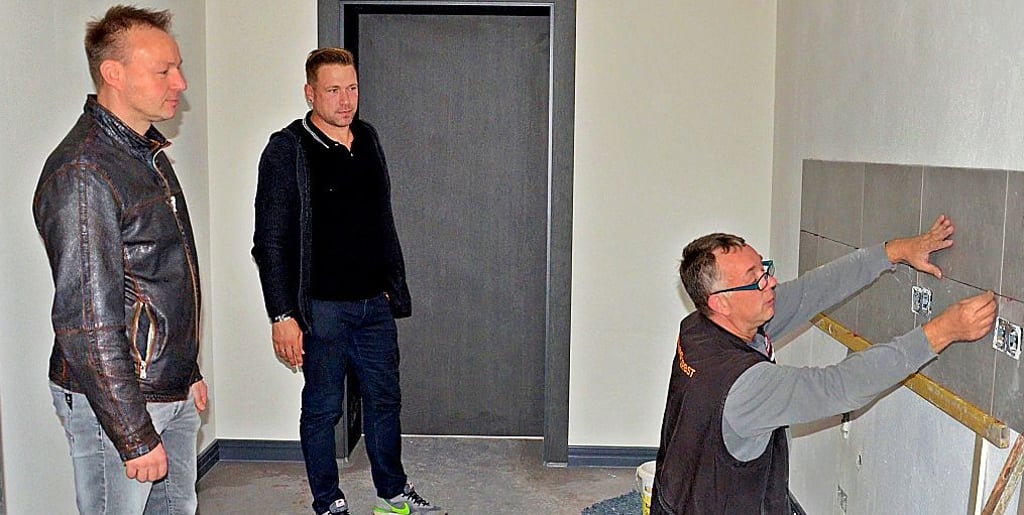 Torsten Klitsch von der Firma Fliesen-Profi im Gespräch mit Nico Ruhmer (l.), Amtsleiter Allgemeine Dienste, und Christian Ackermann (Mitte) in der Teeküche eines Beratungsraums.