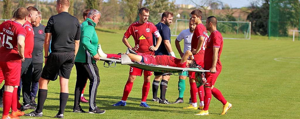 Ryoma Fukudome wird verletzt vom Platz getragen.