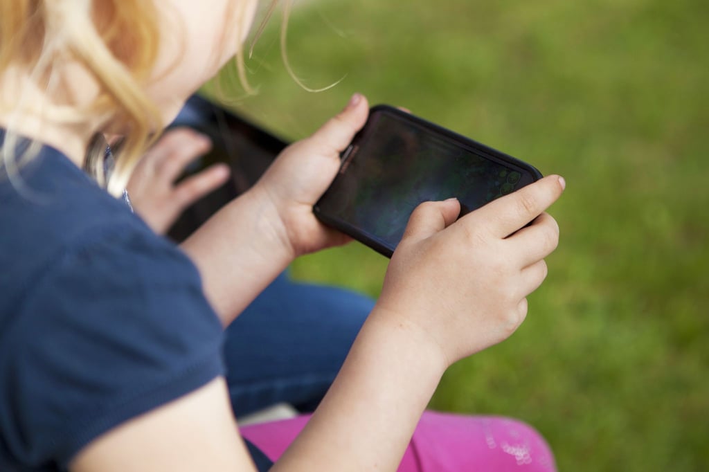 Viele Kinder und Jugendliche lieben das Spielen auf dem Smartphone. Doch vermeintlich kostenlose Spiele-Hits bergen oftmals Kostenfallen. Eltern sollten daher einige Dinge beachten.