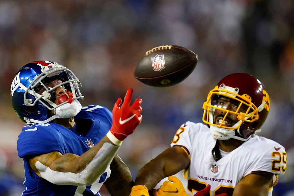 Giants-Wide-Receiver Kenny Golladay (l) versucht, den Ball zu fangen. Washington-Cornerback Kendall Fuller stört ihn dabei.