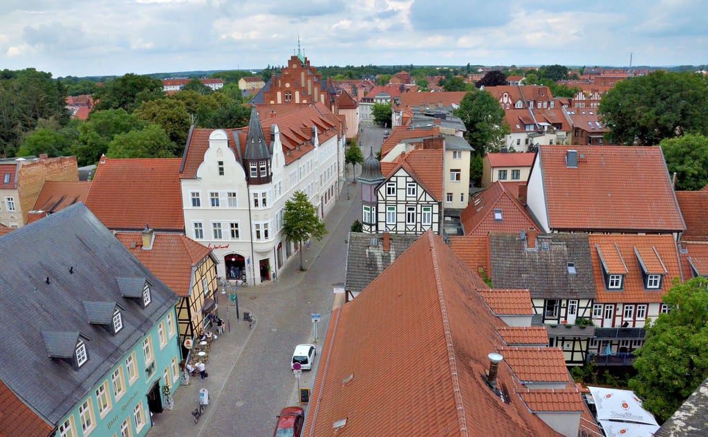 Rote Tonziegel auf den Dächern prägen im historischen Stadtzentrum von Salzwedel das Bild. Solarzellen würden die Optik ändern, aber der Energiewende dienen. Welches dieser Ziele Vorrang haben soll, darüber soll bald ein Gericht entscheiden.