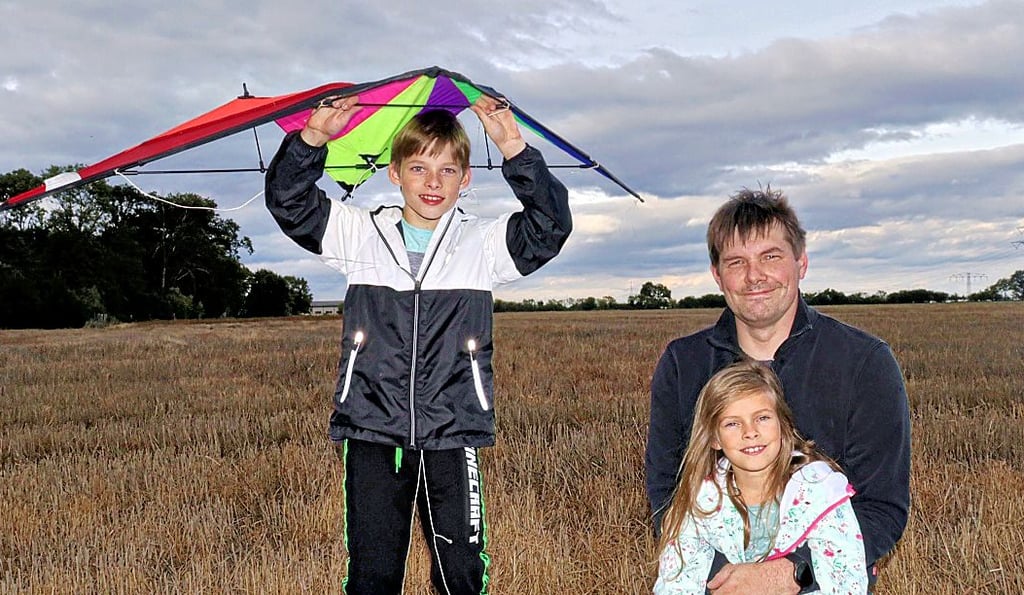 Jannis (10), Papa Heiko und Tochter Melissa (8) aus Erxleben genossen den Nachmittag beim Drachenfest.