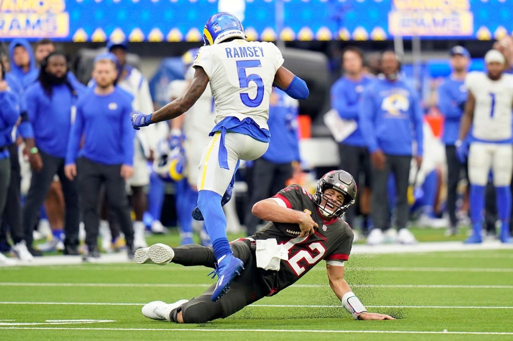 Jalen Ramsey (l) behielt mit den Los Angeles Rams gegen die Tampa Bay Buccaneers mit Quarterback Tom Brady die Oberhand.
