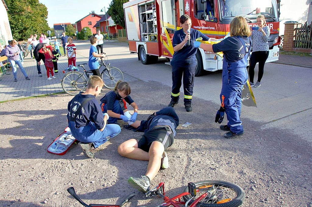 Ein vermeintlich verletzter Radfahrer war das Übungsszenario.