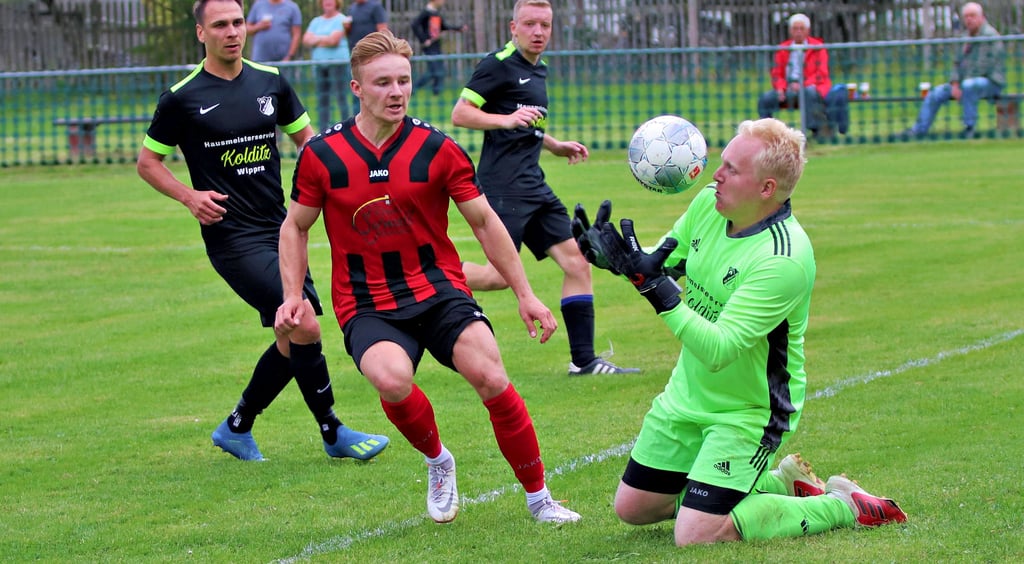 Nils Wesemann (rot) traf gegen die SG Wippertal doppelt.
