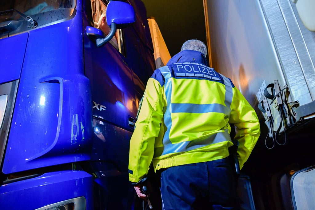 Ein Lkw-Fahrer wird kontrolliert.