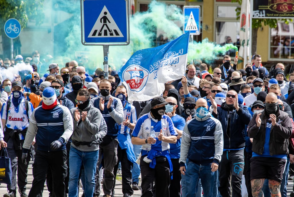 In einem ICE auf der Strecke Hamburg-Berlin haben Fans von Hansa Rostock Zugpersonal anttackiert.