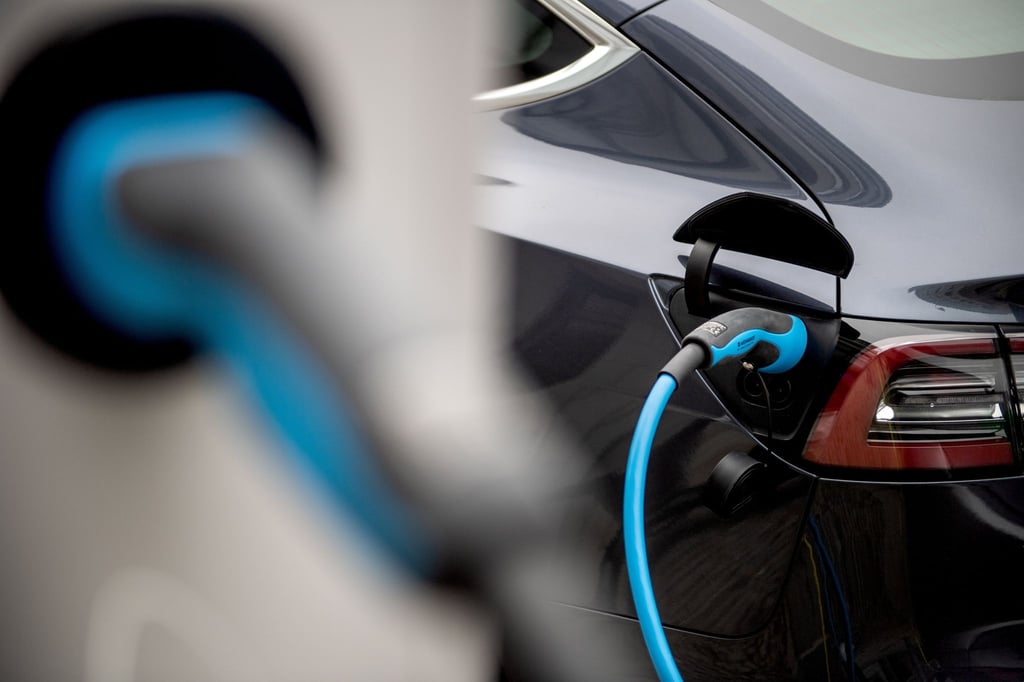 Strom statt Sprit: Was bedeutet der Unterschied bei der Energiequelle für die Brandgefahr von Autos?