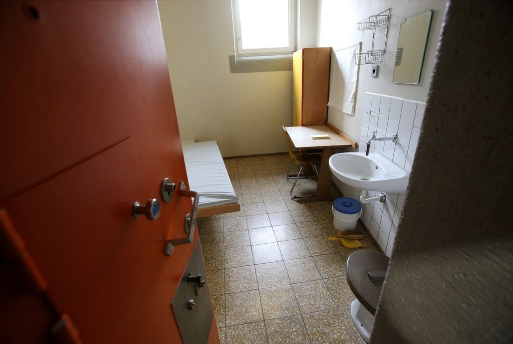 Zelle statt Hotelzimmer hieß es fürn einen 49-Jährigen aus dem bayrischen Würzburg.