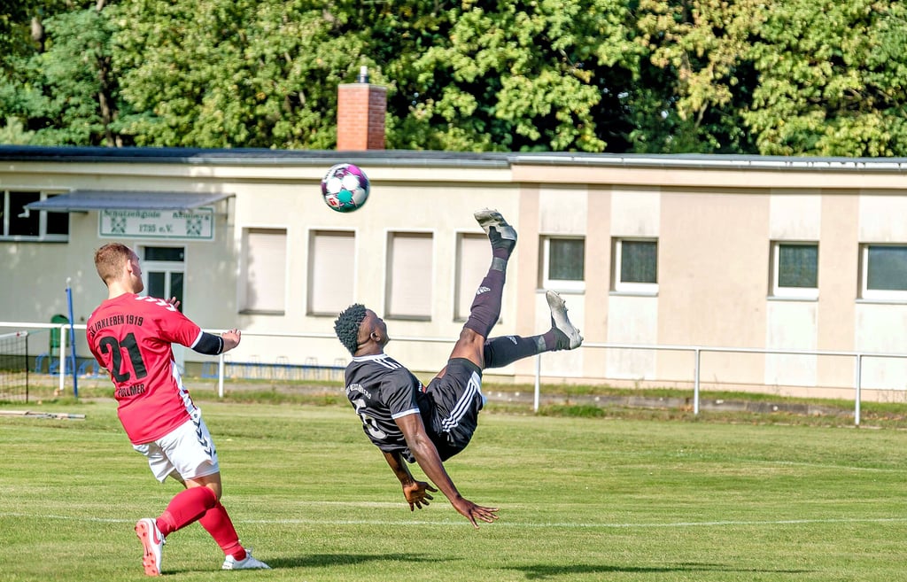 Technische Kabinettstückchen können die Fans auch in der Landesliga bestaunen: der Kemberger Awal Abubakar mit einem perfekten Fallrückzieher.