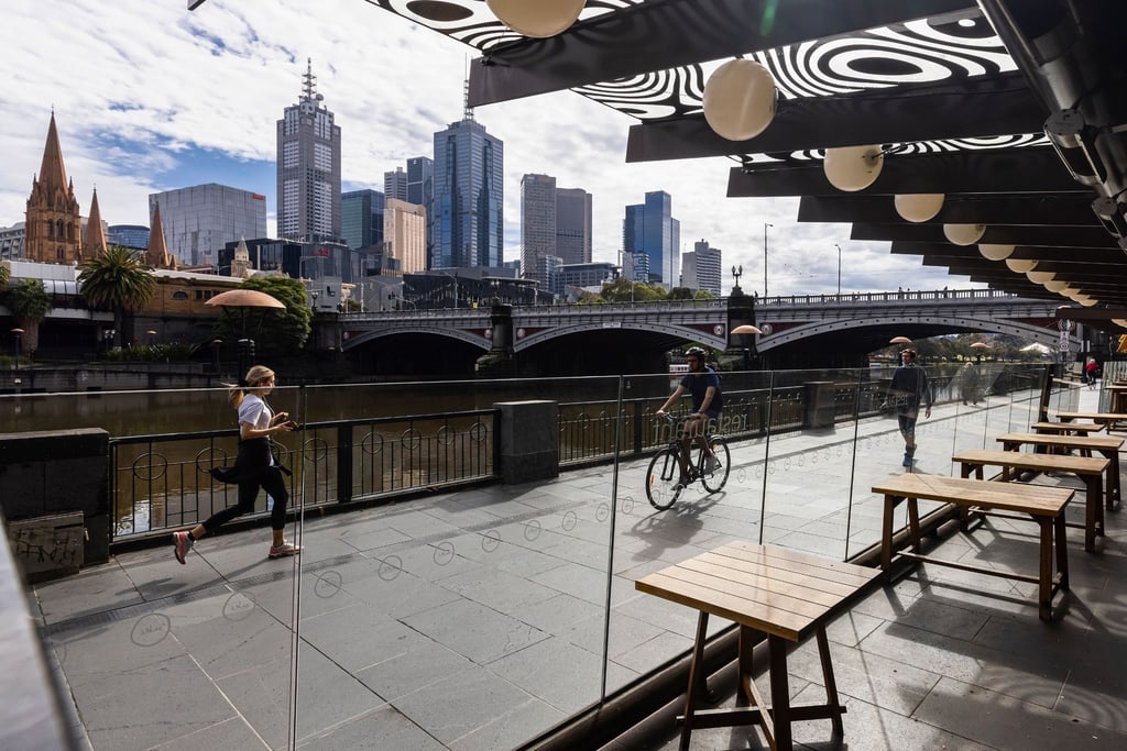 Menschen joggen entlang der Southgate in Melbourne. Gut eineinhalb Jahre nach Beginn der Corona-Pandemie hat die australische Millionenmetropole einen unrühmlichen Rekord aufgestellt: 246 Tage im Lockdown-Modus.