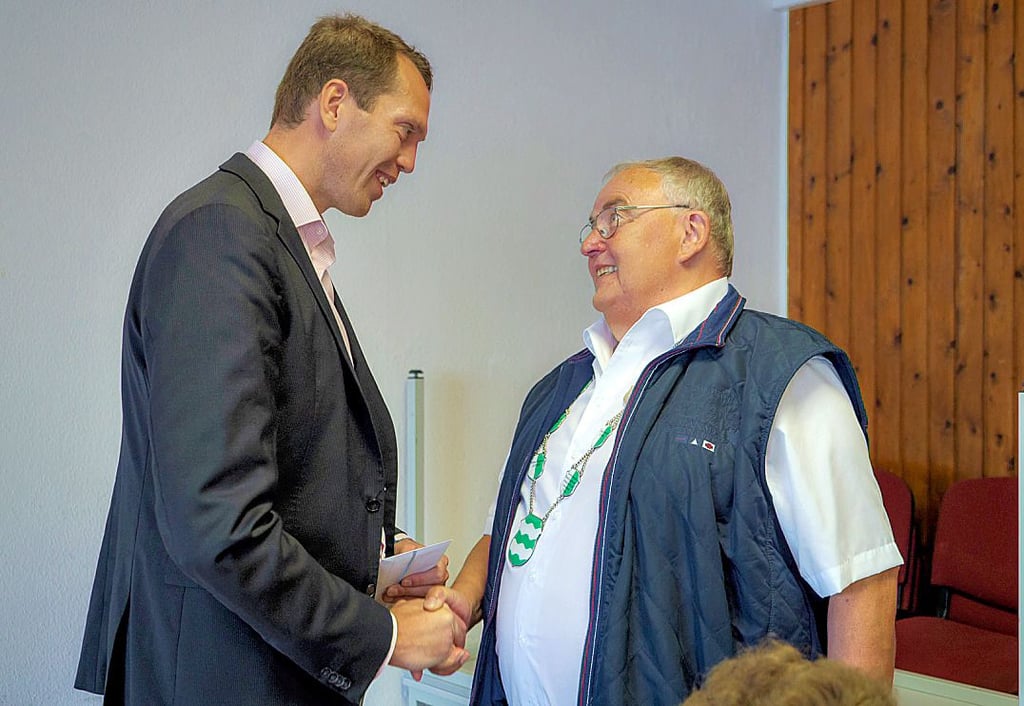 Der Landrat des Jerichower Landes, Steffen Burchhardt beglückwünschte Heinz-Hellmer Wegener zu dessen Jubiläum.