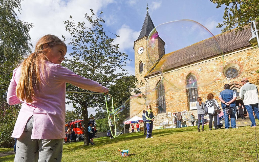Spaß für Groß und Klein beim Gemeindefest in Schadeleben. Jola haben es die großen Seifenblasen angetan.