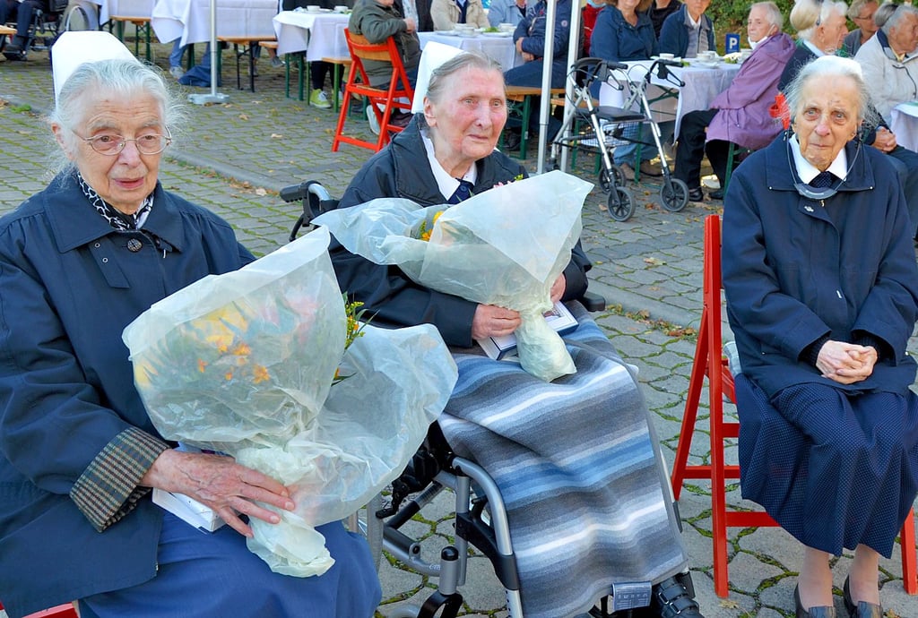 Die Diakonissen Ursula Feller (von links), Herta Steuer und Elfriede Heiduk haben während der Andacht hinter dem Hospiz in Stendal Blumensträuße bekommen.
