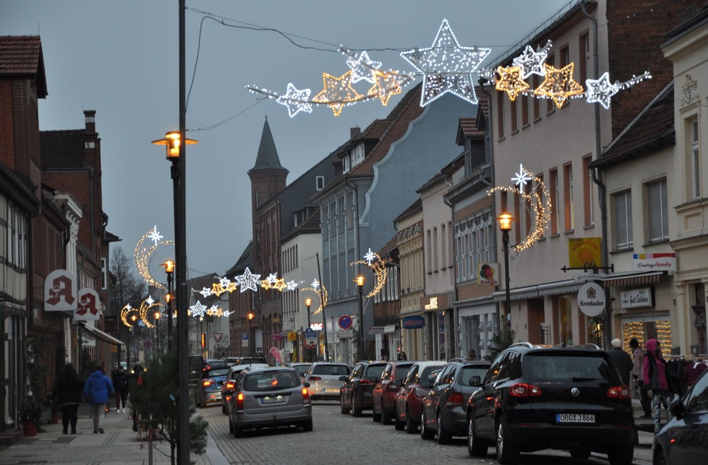 Passend zur neuen Weihnachtsbeleuchtung trägt der neue Weihnachtsmarkt den Namen „Osterburger Lichterglanz“. Und die Breite Straße (Foto) wird laut Plan zur Schlendermeile zum Markt.