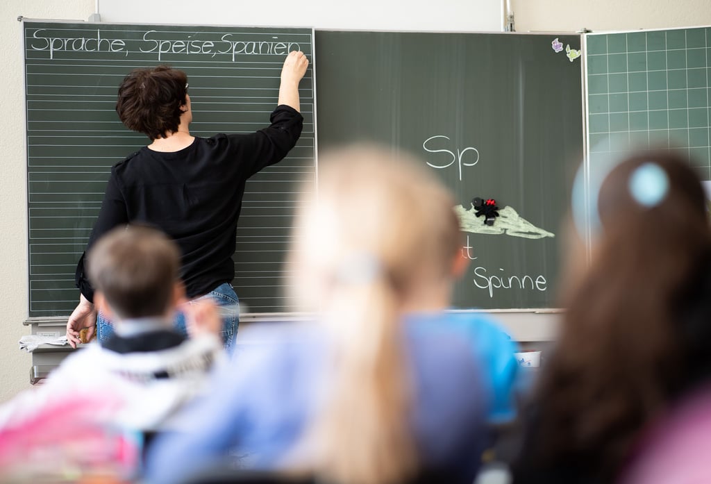 Lehrerin in einer Schulklasse: Sachsen-Anhalts Pädagogen hatten bereits 2019 rund 280.000 Überstunden angehäuft.