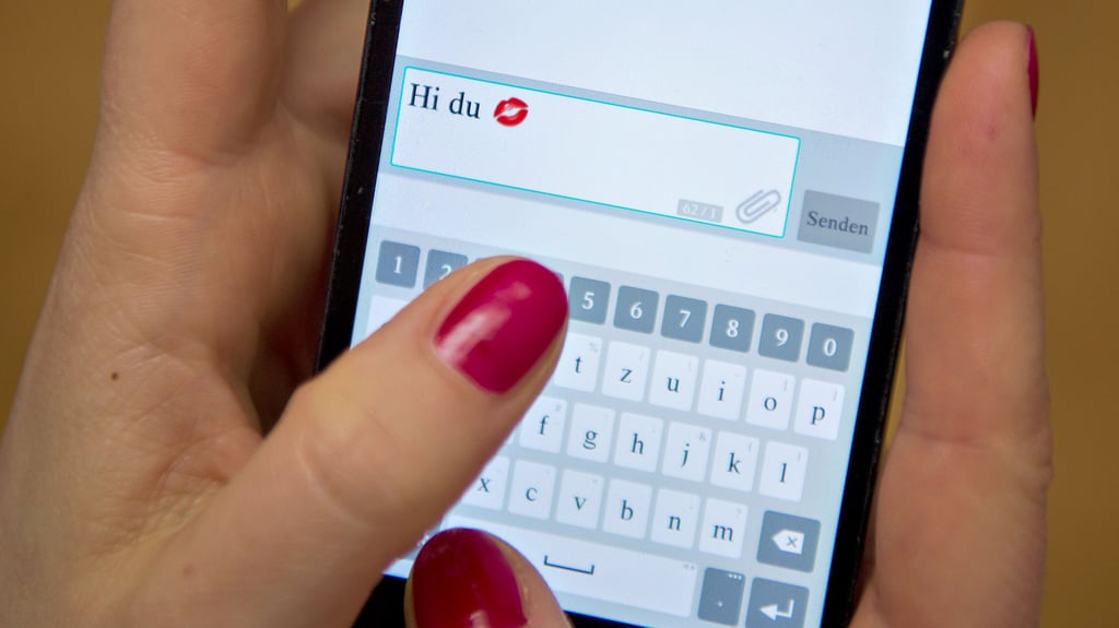 Eine junge Frau tippt auf einem Smartphone eine Nachricht. Polizei und Schulsozialarbeit wollen in Salzwedel und Umgebung mehr Aufklärung über sexuellen Missbrauch im Netz erreichen - sie beginnen damit bereits bei den Viertklässlern.