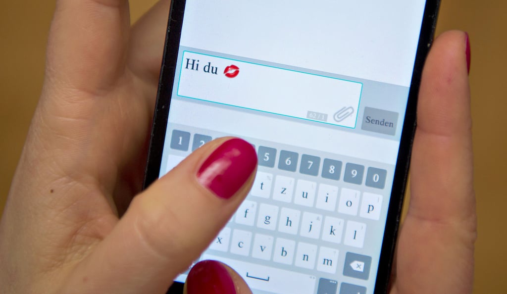 Eine junge Frau tippt auf einem Smartphone eine Nachricht. Polizei und Schulsozialarbeit wollen in Salzwedel und Umgebung mehr Aufklärung über sexuellen Missbrauch im Netz erreichen - sie beginnen damit bereits bei den Viertklässlern.