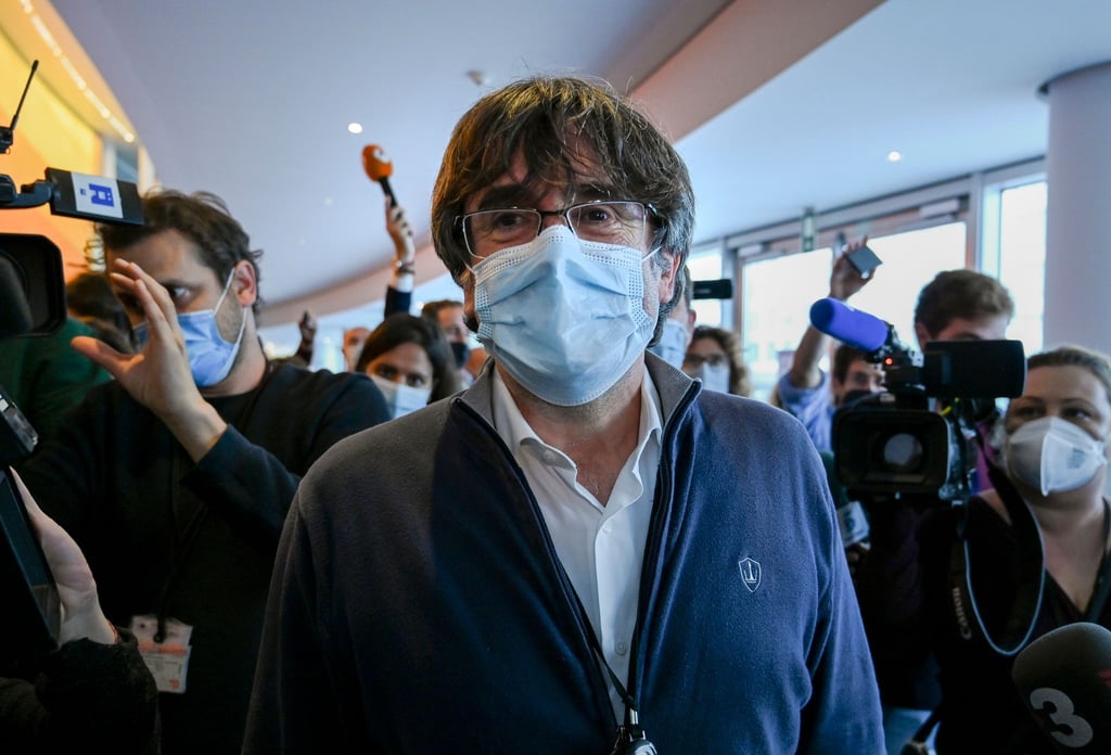 Carles Puigdemont (M), katalanischer Separatistenführer und Europaabgeordneter, trifft zu einer Ausschusssitzung im Europäischen Parlament ein.