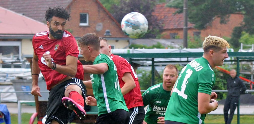 Dimos Daramaras (links), hier beim Testspiel in Warnau, wurde in Torgelow haut eng gedeckt.