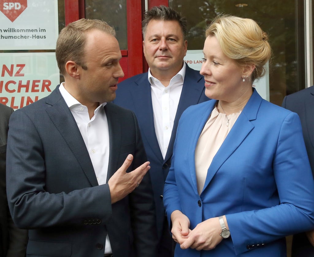 Franziska Giffey begrüßt vor der SPD-Landeszentrale in Berlin-Wedding Sebastian Czaja (l), den Vorsitzenden der FDP-Fraktion im Abgeordnetenhaus, zu ihrem ersten Sondierungsgespräch. In der Mitte Innensenator Andreas Geisel.