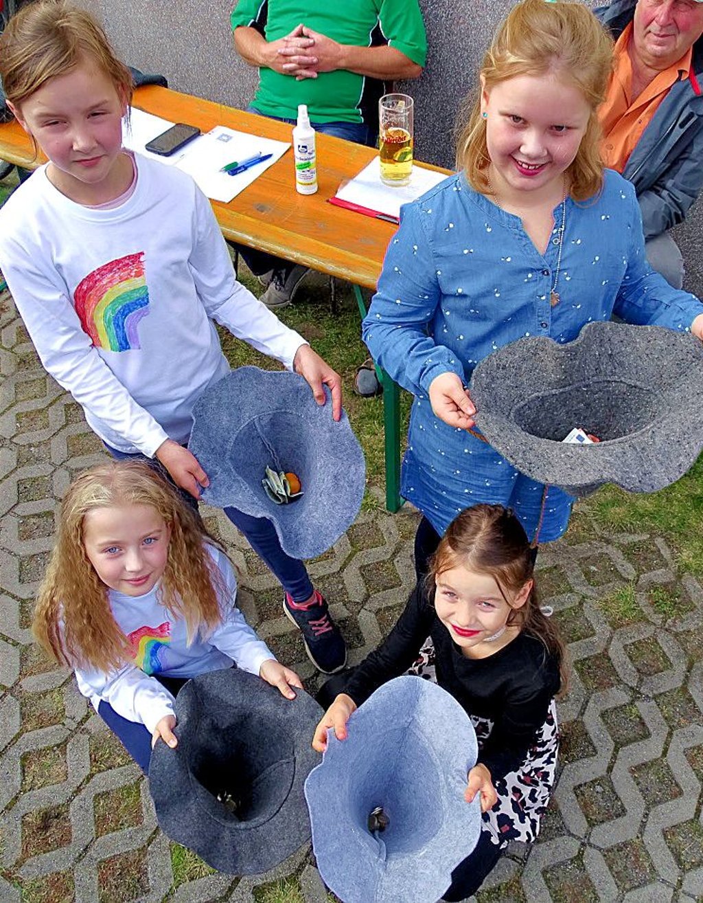 Nach ihren Auftritten sammeln die Kinder für Grundschule und Kindergarten.