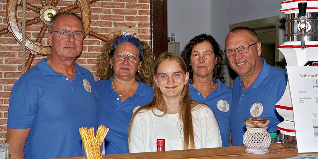 Die Mitglieder des Hanse-Sportbootvereins Werben Oliver Bösner (v.l.), Sylke Bösner, Anne Reppenhagen, Heidi Domke und Lutz Homann sind stolz auf ihr Vereinsheim.