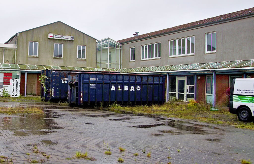 Das alte Gebäude in Stendal Süd wird in den kommenden Monaten abgerissen. Hier war einmal ein Kaiser’s Supermarkt beheimatet. Spätestens Ende Januar 2022 wird es Geschichte sein. Dort wird wohl eine Grünfläche entstehen.