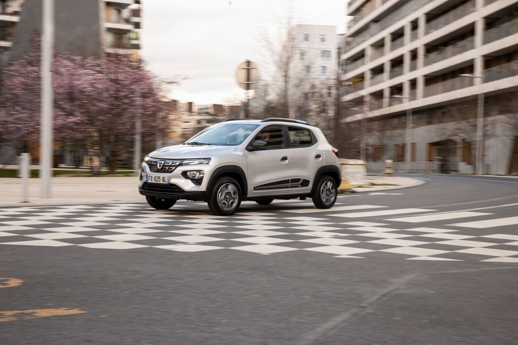 Mit dem Spring möchte Dacia die E-Mobilität für jedermann bezahlbar machen. Bei Lenkung, Getriebe und Komfort müssen Käufer allerdings einige Abstriche machen.