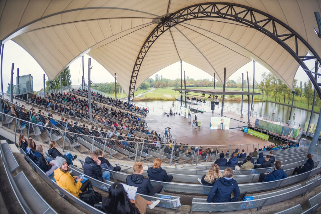 Junge Studierende aus ganz Deutschland wurden gestern bei der Immatrikulationsfeier der Hochschule Magdeburg-Stendal auf der Seebühne im Elbauenpark unter anderen von Hochschulrektorin Anne Lequy offiziell begrüßt.