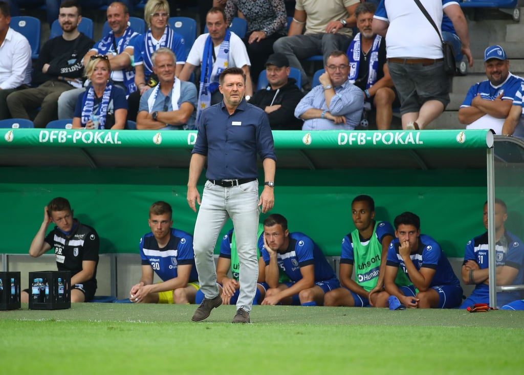 Magdeburgs Trainer Christian Titz steht am Spielfeldrand.