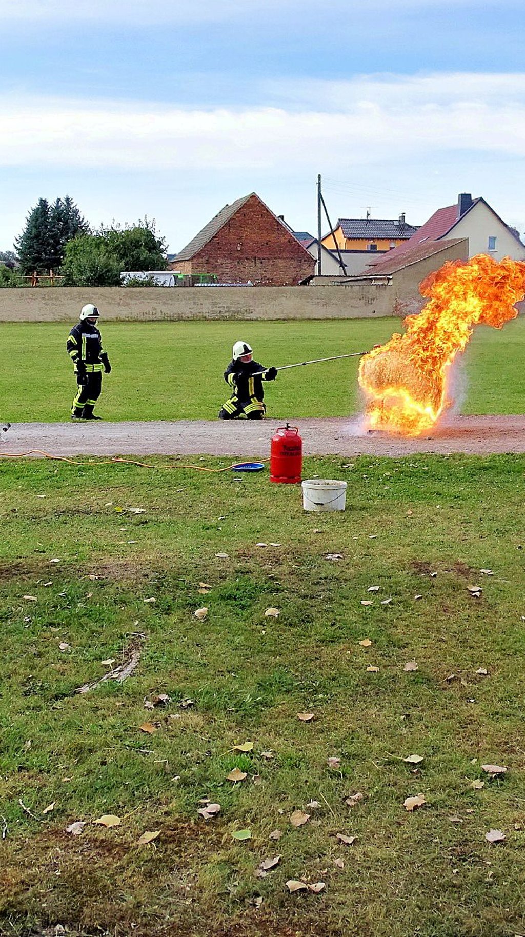 Nicht nachmachen! Florian Matthies und Pascal Obst zeigen, was passiert, wenn man einen Fettbrand mit Wasser zu löschen versucht.